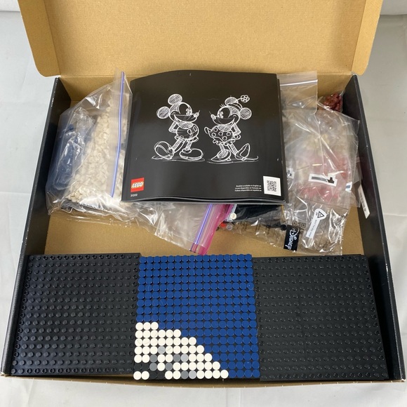 LEGO Art Disney's Mickey And Minnie Mouse, Musical Display 31202 - Picture 3 of 3